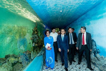 HNBD Dai bieu tham quan aquarium 1